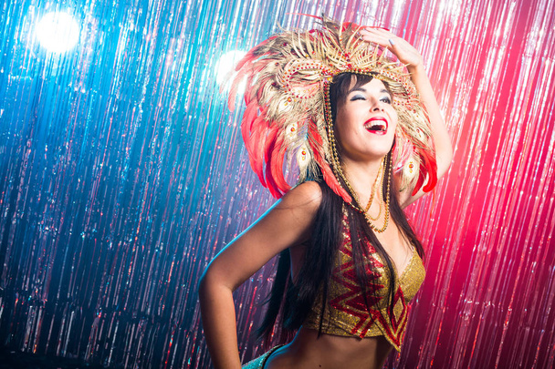 Karnevál, táncos és üdülési koncepció-portré egy szexi nő egy színes pazar karneváli toll öltöny. A női táncos éjszakai élete - Fotó, kép