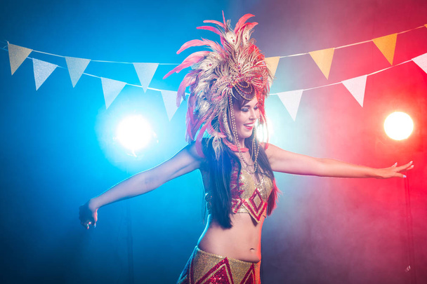 Carnaval, danza del vientre y el concepto de vacaciones Hermosa bailarina de samba con traje de oro y sonriente
 - Foto, imagen