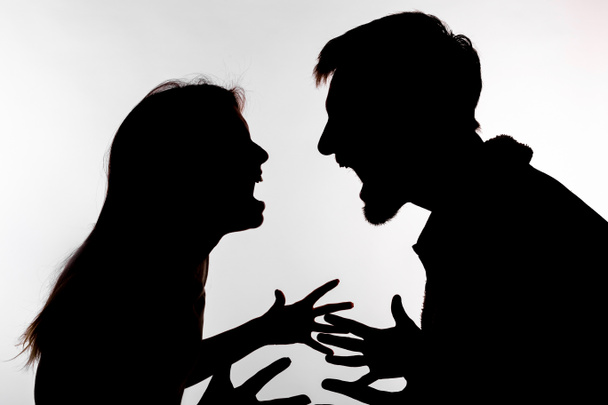 Agressie en misbruik concept-man en vrouw uitdrukken huiselijk geweld in Studio silhouet geïsoleerd op witte achtergrond. - Foto, afbeelding