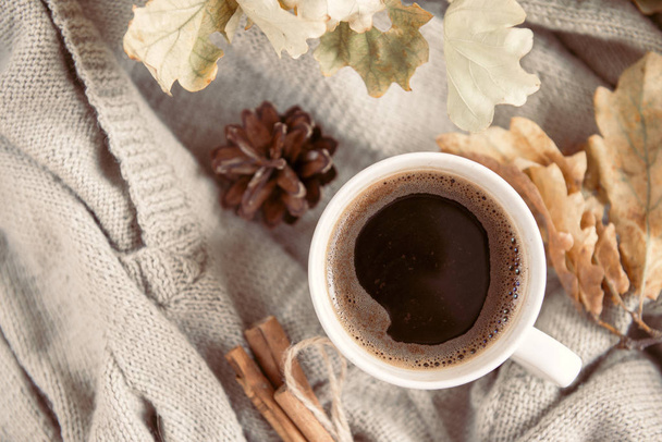 1 mug of hot black coffee on the background of a gray sweater, y - Fotografie, Obrázek