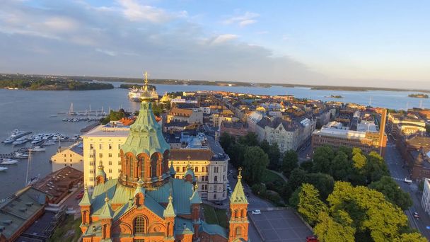 Vista aérea de Helsínquia no pôr-do-sol de verão, Finlândia. Citações panorâmicas
 - Foto, Imagem