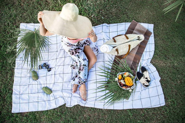 Letní piknik, dívka s talířem ovoce - Fotografie, Obrázek