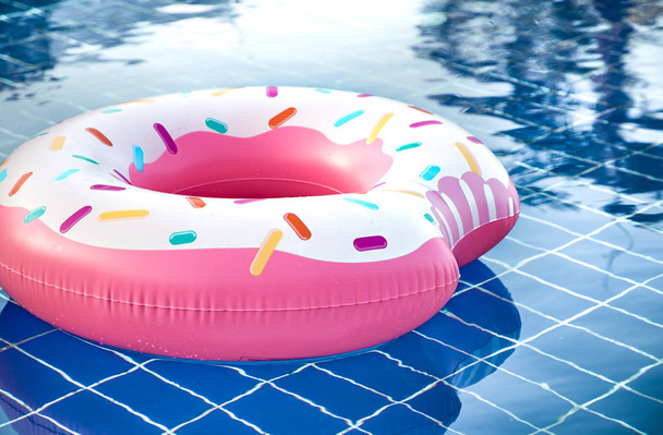 Accesorios inflables para nadar en la piscina
 - Foto, Imagen