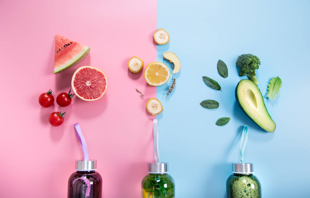 Renkli arka planda doğal içecekler ile Cam şişeler - Fotoğraf, Görsel