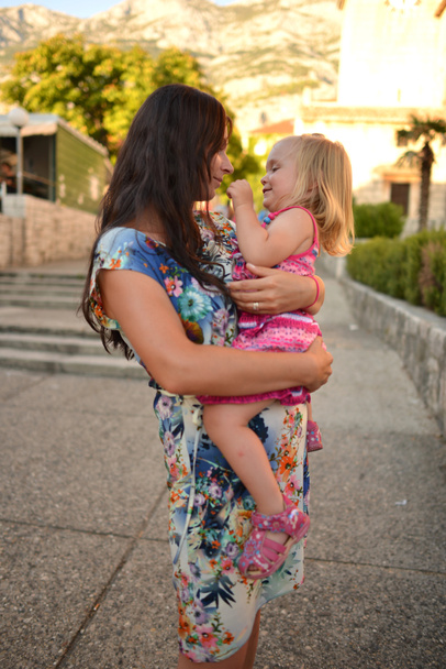 junge Mutter mit Kind an einem Sommertag draußen - Foto, Bild