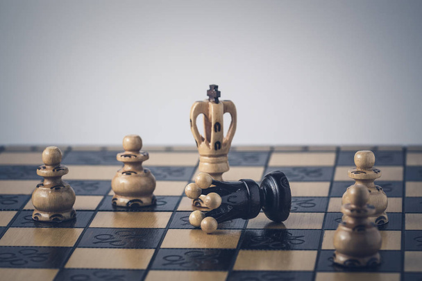 Η ιδέα της στρατηγικής για το σκάκι είναι στην σκακιέρα - Φωτογραφία, εικόνα