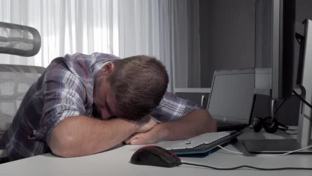 Άνθρωπος κοιμάται στο γραφείο του μετά την ολοκλήρωση της εργασίας στον υπολογιστή - Πλάνα, βίντεο