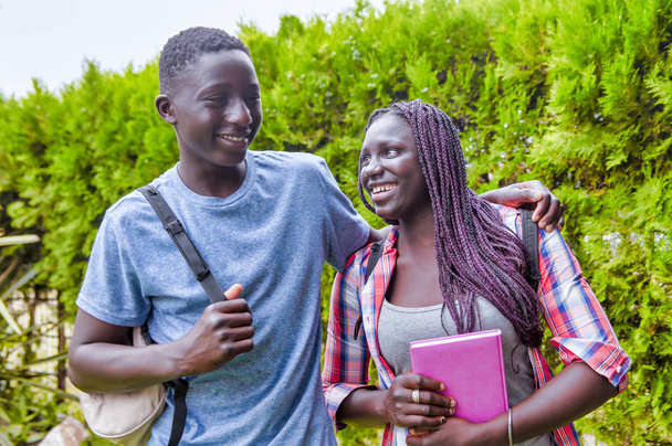 Pár africké školy pár usmívá na zahradě. - Fotografie, Obrázek