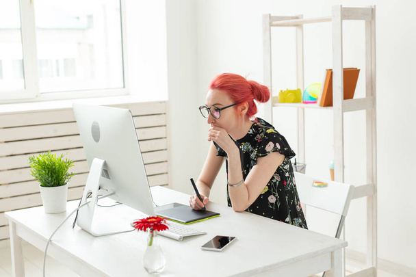 Креативная, иллюстративная, графическая и человеческая концепция - Креативная женщина-бизнесмен, пишущая или рисующая на графической табличке, используя ноутбук в офисе
 - Фото, изображение