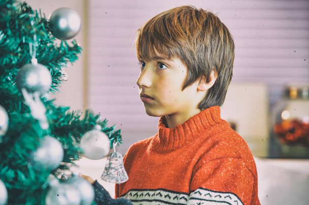 Child at home for Christmas contemplating tree - Φωτογραφία, εικόνα