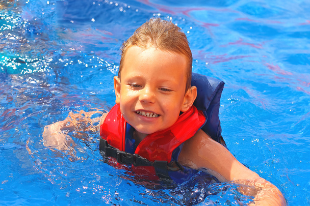 Lelkes gyerek mellény a medence vízi park - Fotó, kép