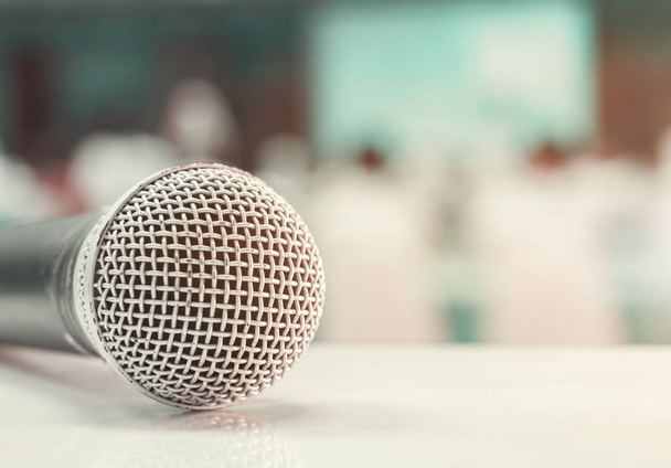Bliska mikrofon bezprzewodowy stary na stole w konferencji  - Zdjęcie, obraz