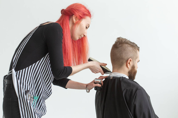 Coiffeur, styliste et coiffeur concept shop - jeune femme coiffeur va couper un homme
 - Photo, image