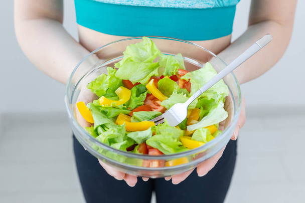 Υγιής τρόπος ζωής και δίαιτα-κοντινό σχέδιο γυναίκας που δείχνει Χορτοφαγική σαλάτα - Φωτογραφία, εικόνα