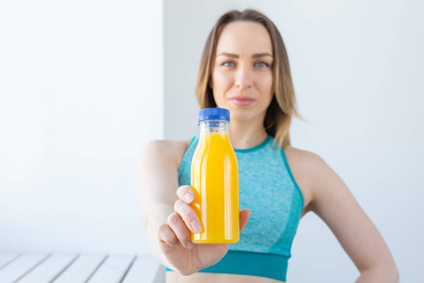 Sağlıklı yaşam tarzı, diyet ve vitaminler - meyve suyu yakın çekim ile fitness kadın - Fotoğraf, Görsel
