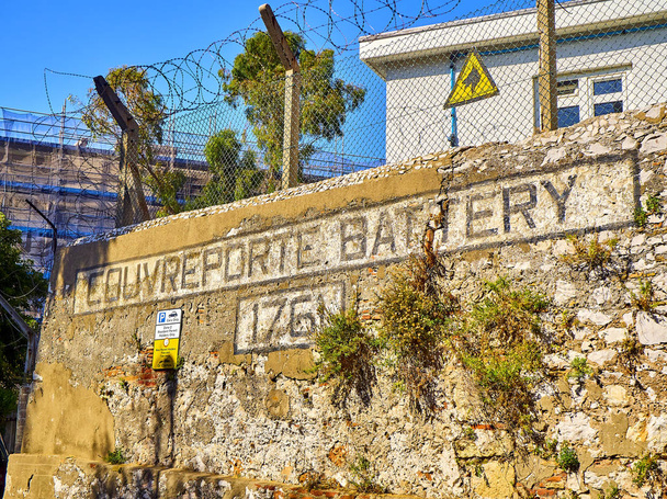 Az Egyesült királyságbeli, Gibraltári tengerentúli terület couvreporte akkumulátora. - Fotó, kép