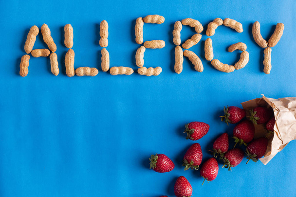 イチゴとピーナッツで署名された単語アレルギー. - 写真・画像