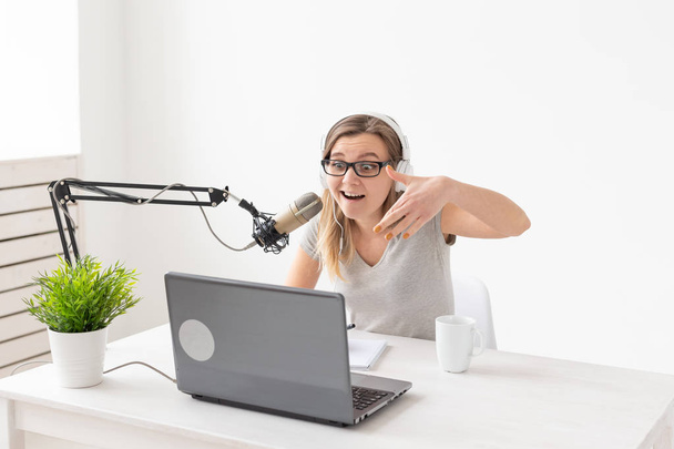 Μουσική, DJ, blog και ραδιοτηλεοπτική ιδέα-γυναικεία ραδιοφωνικός οικοδεσπότης με μια αστεία έκφραση - Φωτογραφία, εικόνα