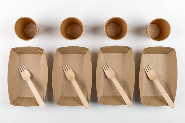 Ecological paper utensils, naturally decomposed materials. Plates, cups and wooden forks, a natural set for a picnic. - Фото, изображение
