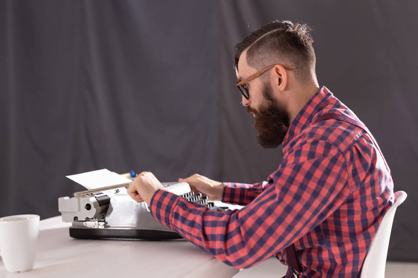 people, writer and hipster concept - young stylish writer working on typewriter - Foto, Bild