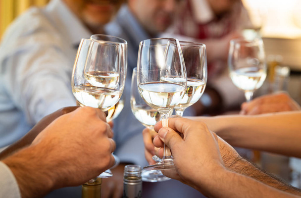 Vin blanc dans les boissons servies pour une fête amicale dans un bar ou un restaurant
 - Photo, image