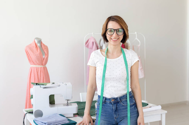 Dressmaker, créateur de mode et concept tailleur - Portrait de jeune femme couturière
 - Photo, image