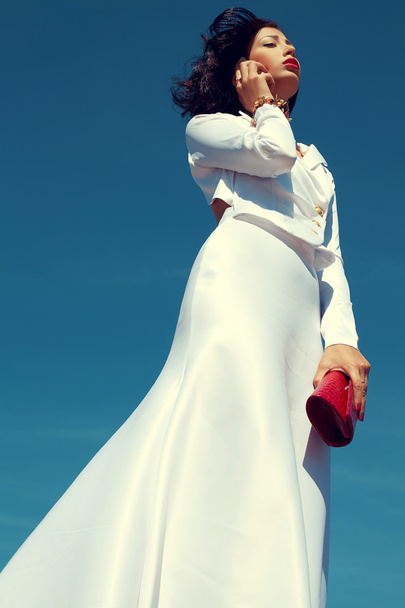Портрет красивої жінки позує в елегантному білому атласі півень
 - Фото, зображення
