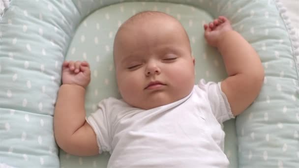Niedliches Baby schläft auf dem Bett. top v - Filmmaterial, Video