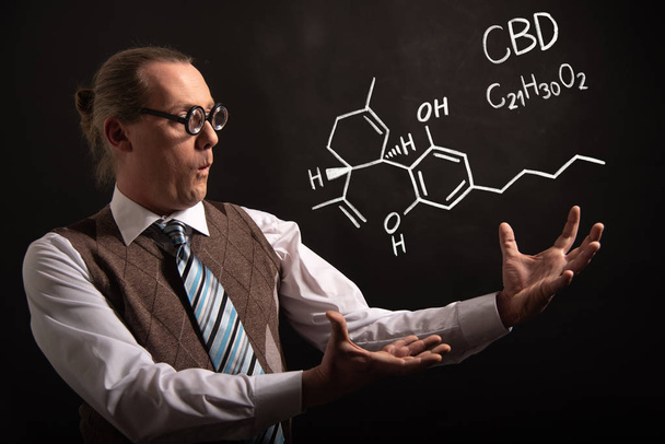 Professor presenting handdrawn chemical formula of CBD - 写真・画像
