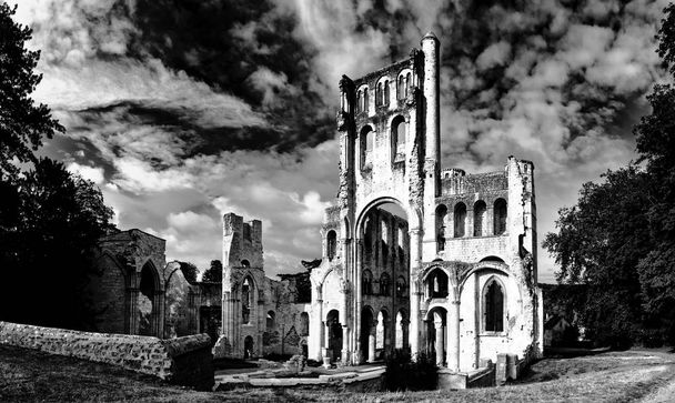 ruines d'un ancien monastère bénédictin et abbaye de Jumieges in N
 - Photo, image