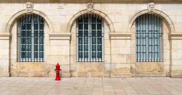 sanat müzesinin büyük rendelenmiş pencereleri ile taş ev ön - Fotoğraf, Görsel