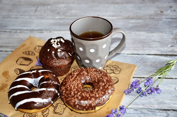Reggel, Provence stílusú reggeli, tea, csokoládé fánk és a Muffin. - Fotó, kép