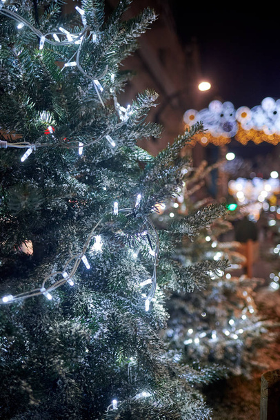 Detalle de un árbol de Navidad decorado con luces
 - Foto, Imagen
