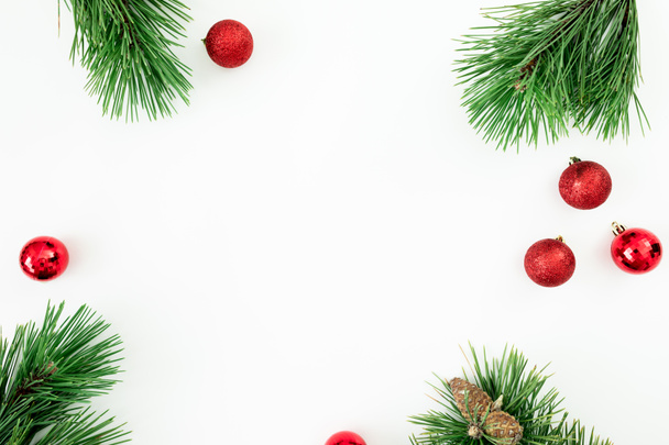 Moldura de Natal feita de ramos e bolas evergreen em ba branco
 - Foto, Imagem