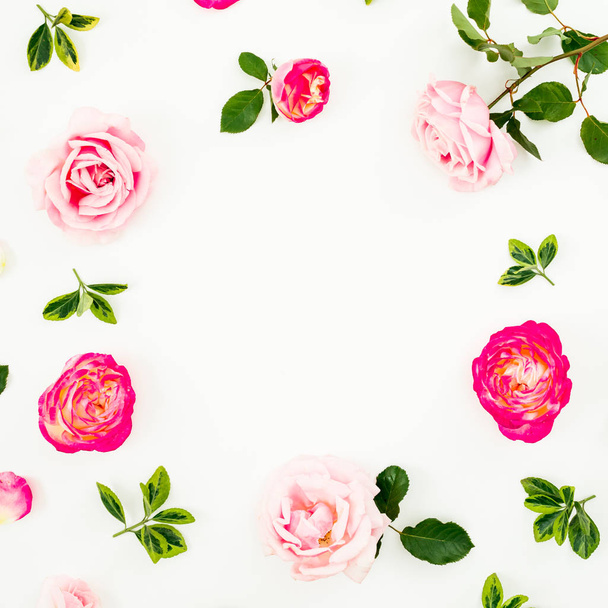 Rozen bloemen geïsoleerd op witte achtergrond. Platte lay, bovenaanzicht.  - Foto, afbeelding