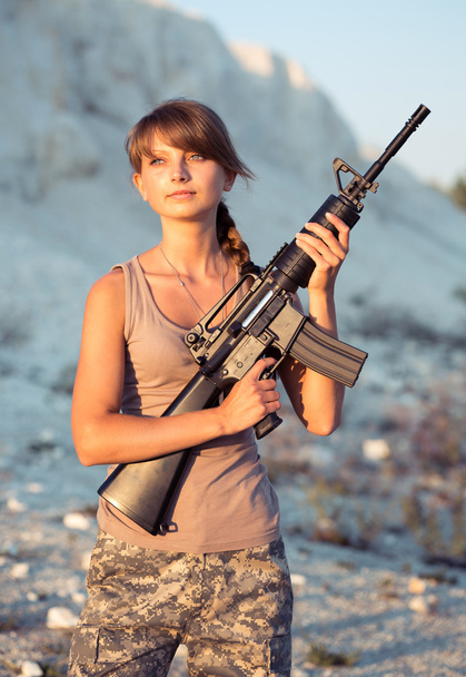 Nuori nainen sotilas pukeutunut naamiointi ase o
 - Valokuva, kuva