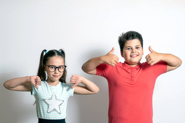 Children show thumbs up. The concept of right choice - Foto, Imagen