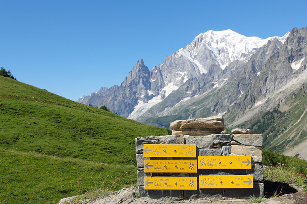 Mountain trail indications and Mont Blanc - Foto, afbeelding