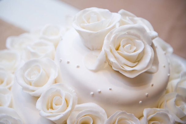 top of the cake, decorated with edible roses, close-up - Foto, Imagen