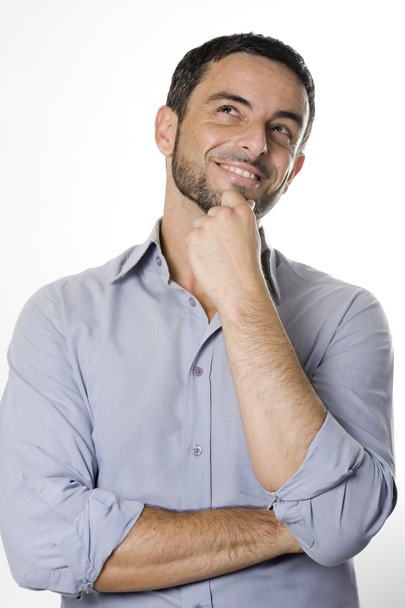 glücklicher junger Mann mit Bart denkt isoliert weiß - Foto, Bild