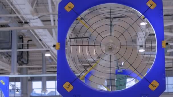 Modrý pracovní ventilátor při práci - Záběry, video