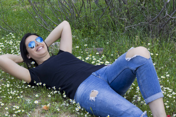 Retrato de mujer joven en gafas de sol
 - Foto, imagen
