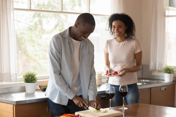 Felice coppia africana americana cucinare il cibo a casa insieme
 - Foto, immagini