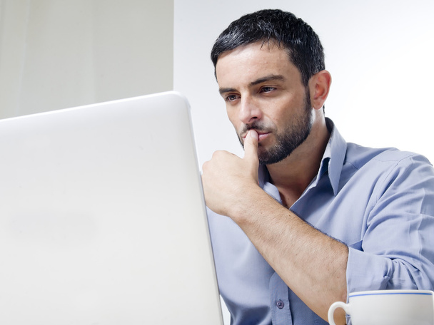 Jeune homme avec barbe travaillant sur ordinateur portable
 - Photo, image