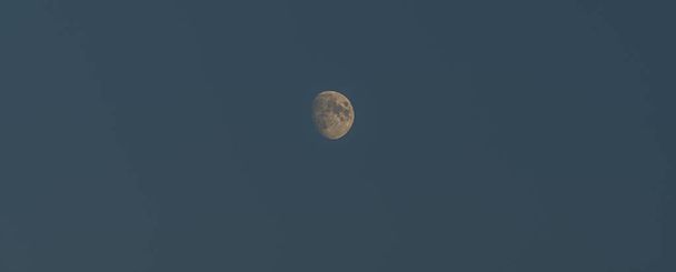 Lune blanche du soir avec ciel bleu d'été
 - Photo, image