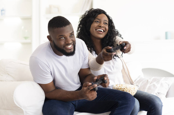 Vzrušený černý pár, který se baví s videohrou - Fotografie, Obrázek