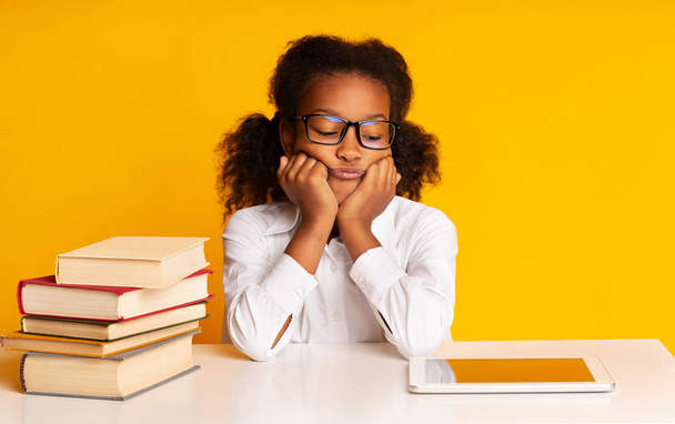 Afro Schoolgirl Tablet ve Kitaplar Arasında Oturan Sarı Arka Plan - Fotoğraf, Görsel