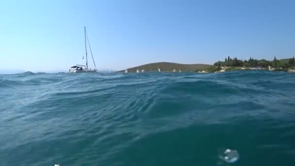 Uma vista de veleiros otimistas vela formação no dia ensolarado ventoso
 - Filmagem, Vídeo