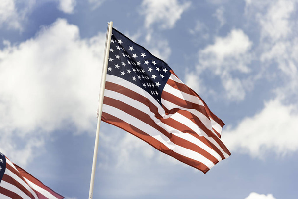 duas bandeiras americanas
 - Foto, Imagem