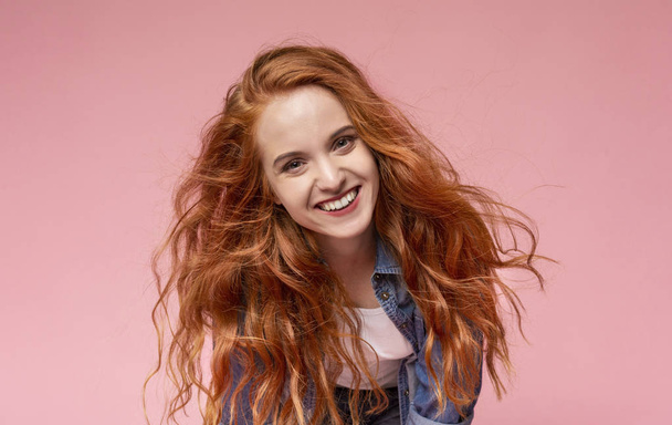 Beautiful redhead girl smiling and looking at camera - Fotó, kép